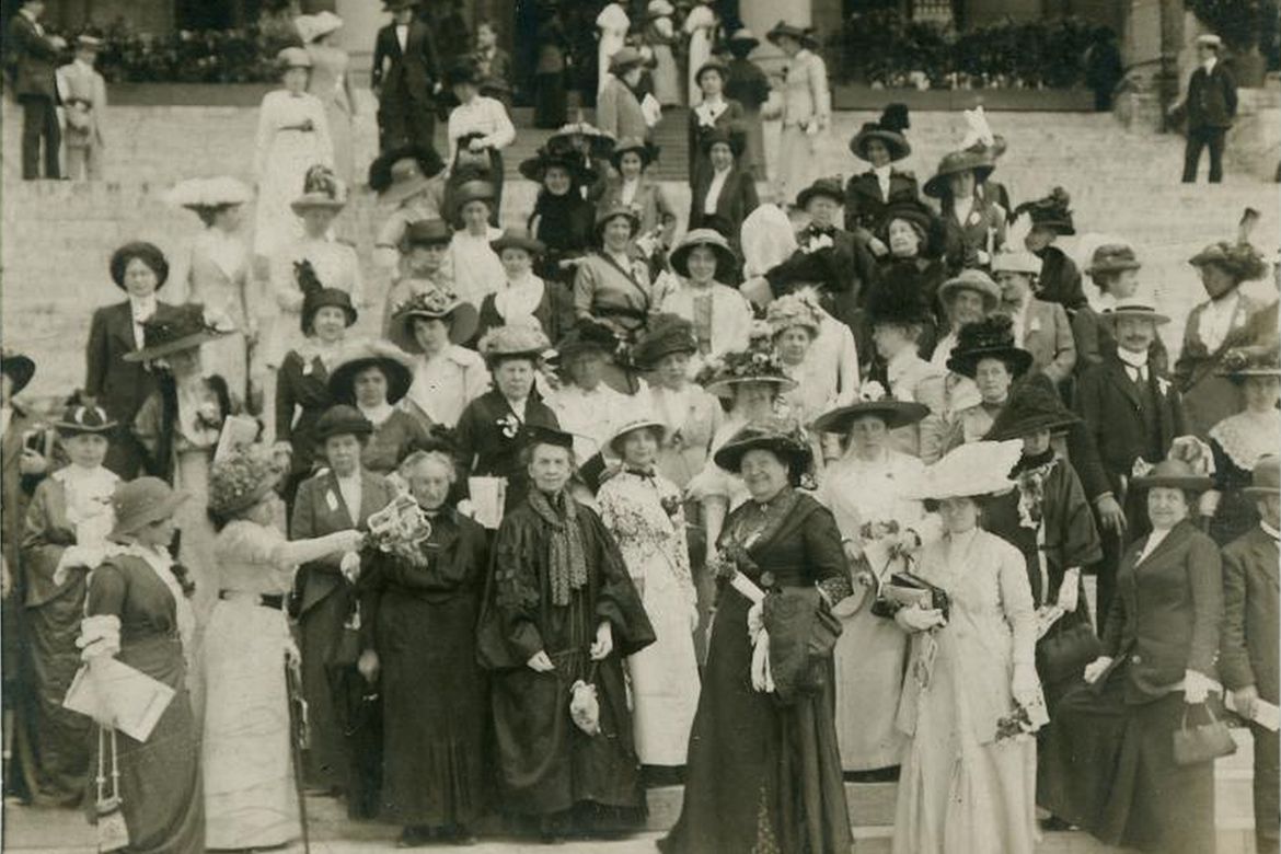 „Egy nemzetek felett álló női parlamentre van szükségünk” – az 1913. évi IWSA kongresszus kulisszatitkai
