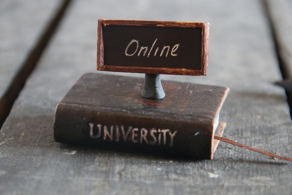 „Az online kihívásra mindenki megtalálta a maga válaszát” – a Történettudományi Intézet munkatársai a felsőoktatásban a rendkívüli félév során
